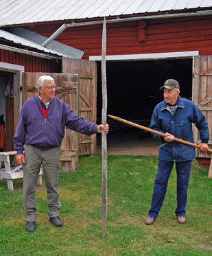 Alfons och Ivan demonstrerar bärgning av kornband